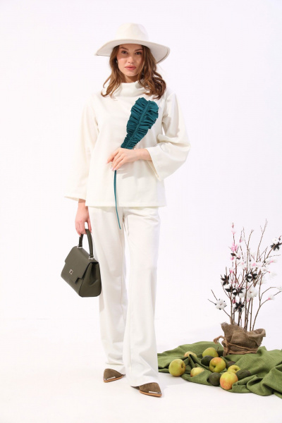 Джемпер-кейп с элементом из контрастной ткани и свободным кроем NikVa 923-3 молоко+изумруд - фото 5