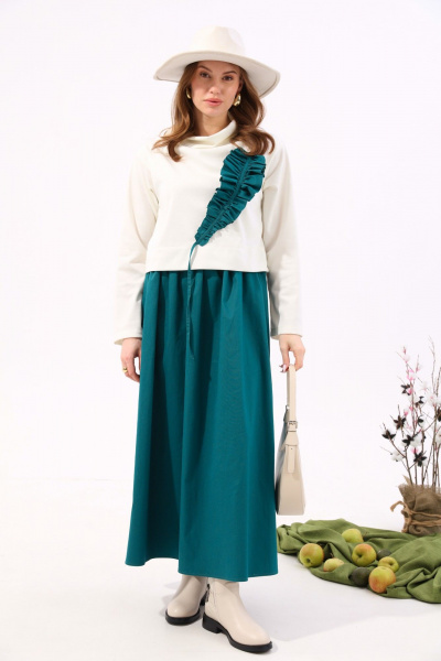 Платье из джинса и трикотажа с отделочной юбкой и хомутом NikVa 924-3 молоко+изумруд - фото 6