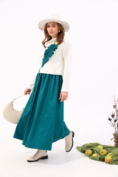 Платье из джинса и трикотажа с отделочной юбкой и хомутом NikVa 924-3 молоко+изумруд - фото 5