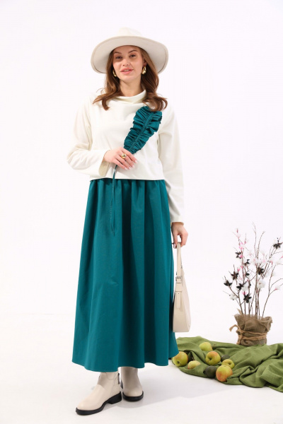 Платье из джинса и трикотажа с отделочной юбкой и хомутом NikVa 924-3 молоко+изумруд - фото 3