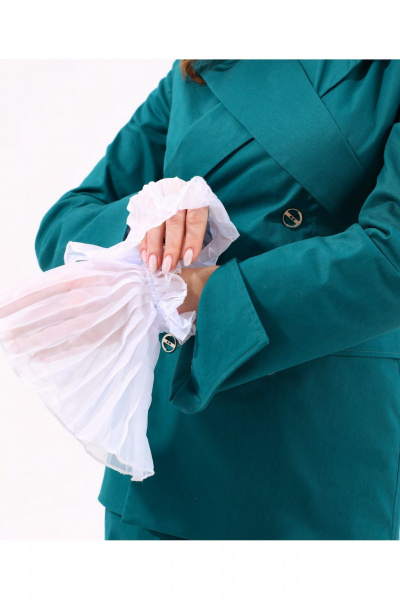 Трёхпредметный джинсовый костюм с юбкой и костюмными манжетами NikVa 930-2 изумруд - фото 4