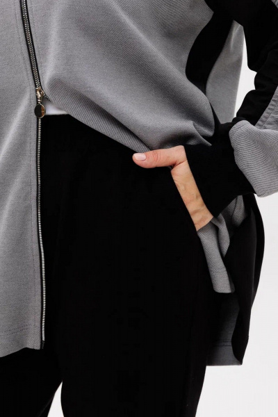 Трикотажный костюм из двух тканей с карманами и резинкой AMUARt 1005-1 черный+серый - фото 11