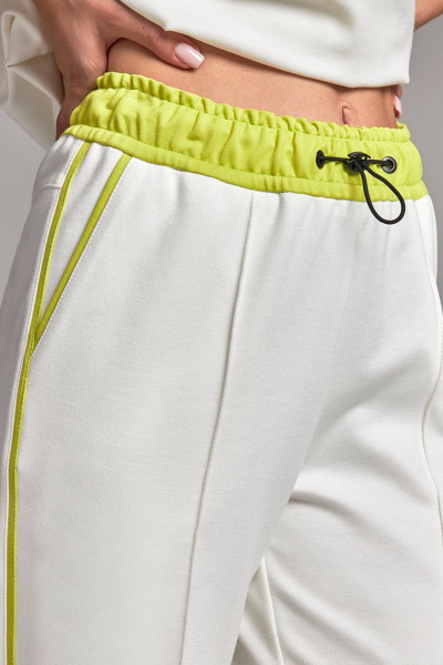 Белые брюки в стиле спорт-шик с заужением и карманами Femme & Devur 90047 1.2F(170) - фото 4