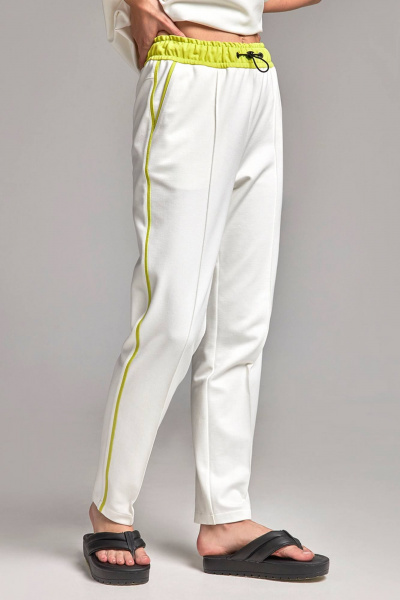 Белые брюки в стиле спорт-шик с заужением и карманами Femme & Devur 90047 1.2F(170) - фото 3