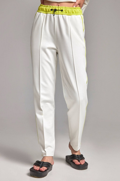 Белые брюки в стиле спорт-шик с заужением и карманами Femme & Devur 90047 1.2F(170) - фото 1