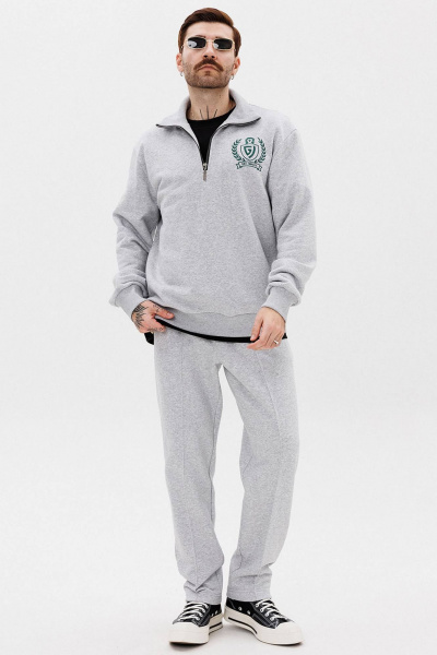 Серый джемпер из трикотажа с вышивкой и молнией GO M4077/50-04. 182-188 - фото 2