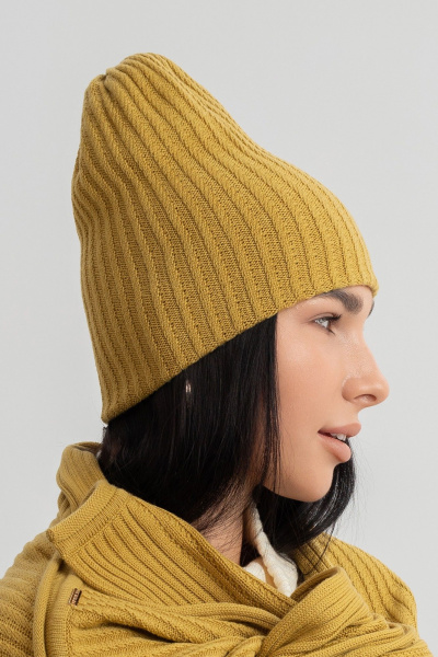 Вязаная двуслойная шапка с асимметричными косами AREOLA 10153 карри - фото 4