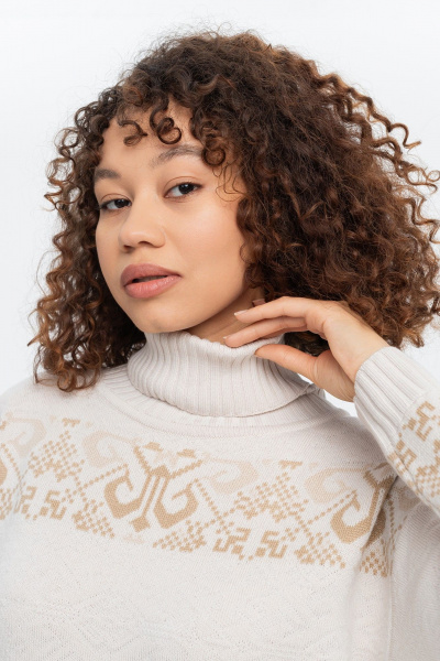Свитер молочный жаккардовый с высоким воротом и длиной 72 см AREOLA 10455 брюле/арахис/щербет - фото 7