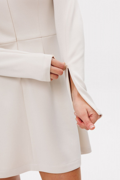 Платье приталенного силуэта из трикотажа с вырезом и молнией EOLA 2781 молочный - фото 12