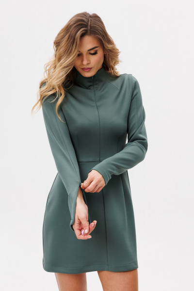 Платье приталенного силуэта из трикотажа с вырезом EOLA 2781 светлый_изумруд - фото 9