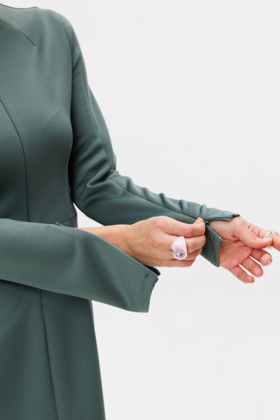 Платье приталенного силуэта из трикотажа с вырезом EOLA 2781 светлый_изумруд - фото 8