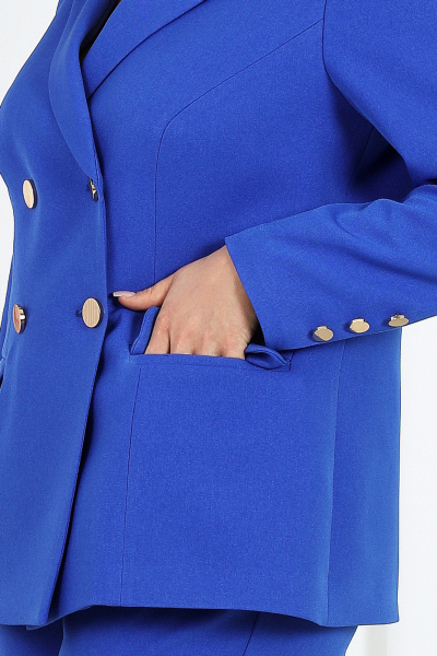 Брюки и жакет из костюмной ткани со шлицей и рельефами Ninele 7485 василек - фото 9