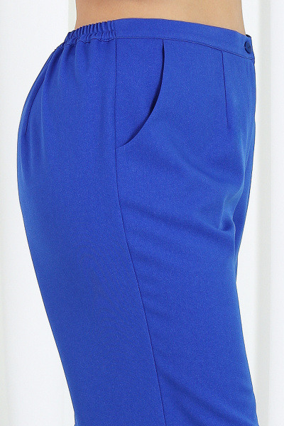 Брюки и жакет из костюмной ткани со шлицей и рельефами Ninele 7485 василек - фото 14