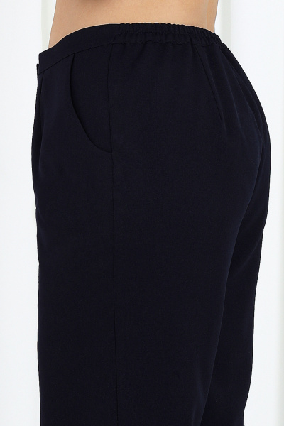 Деловой брючный костюм из костюмной поливискозы Ninele 7485 синий - фото 12