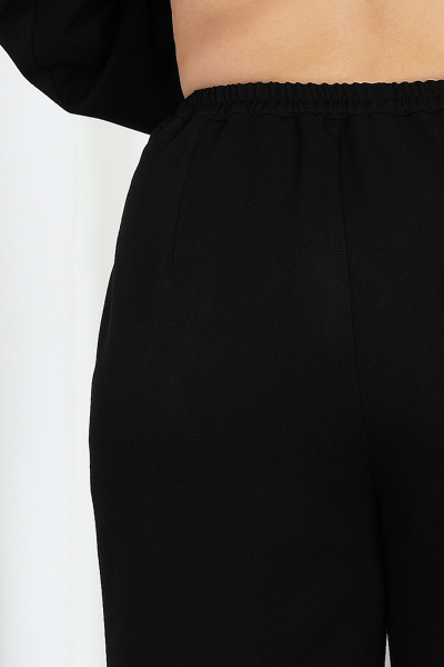 Деловой классический брючный костюм из костюмной поливискозы Ninele 7485 черный - фото 12