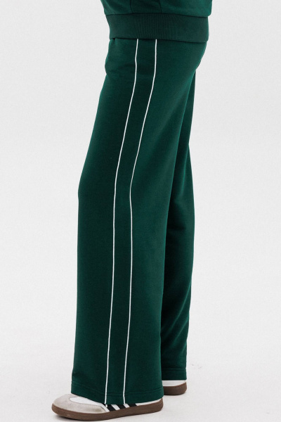 Зеленые брюки с классической посадкой и контрастным кантом GO F2081/25-02. 170-176 - фото 2