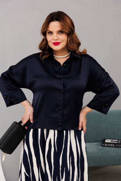 Комплект из атласной блузки и юбки с резинкой Anastasia 1196 синий/молочный - фото 10