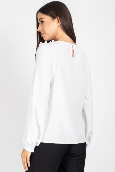 Полуприлегающая белая блузка с рюшами и жемчугом VIZAVI 821 белый - фото 10