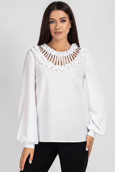 Полуприлегающая белая блузка с рюшами и жемчугом VIZAVI 821 белый - фото 8