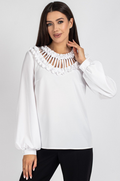 Полуприлегающая белая блузка с рюшами и жемчугом VIZAVI 821 белый - фото 4