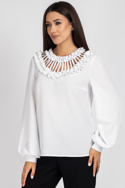 Полуприлегающая белая блузка с рюшами и жемчугом VIZAVI 821 белый - фото 2