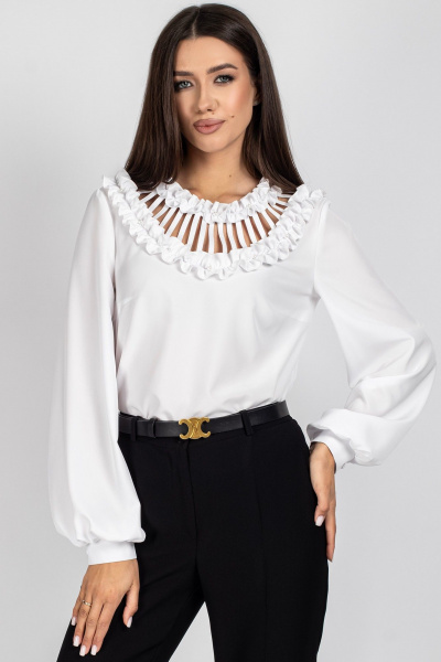 Полуприлегающая белая блузка с рюшами и жемчугом VIZAVI 821 белый - фото 1