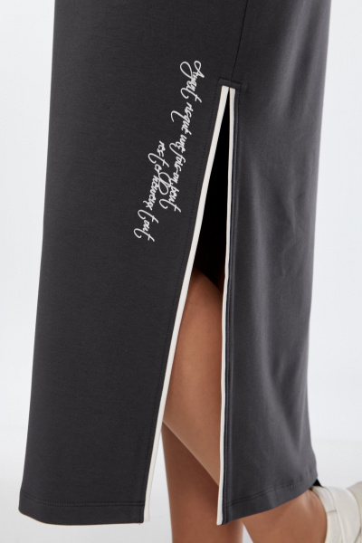 Серое платье с капюшоном из трикотажа с принтом для комфорта Диомант 2032 графит - фото 8