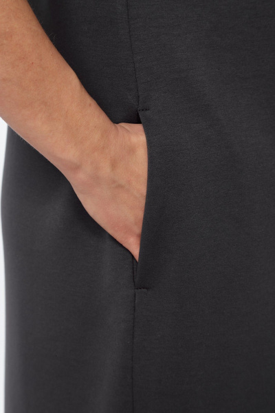 Серое платье с капюшоном из трикотажа с принтом для комфорта Диомант 2032 графит - фото 7