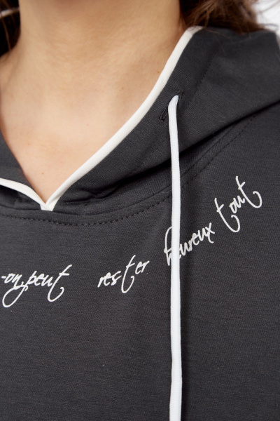 Серое платье с капюшоном из трикотажа с принтом для комфорта Диомант 2032 графит - фото 4