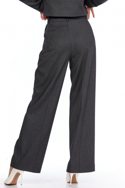 Брюки прямые широкие из текстиля для делового стиля LadyThreeStars 2403 серый - фото 9