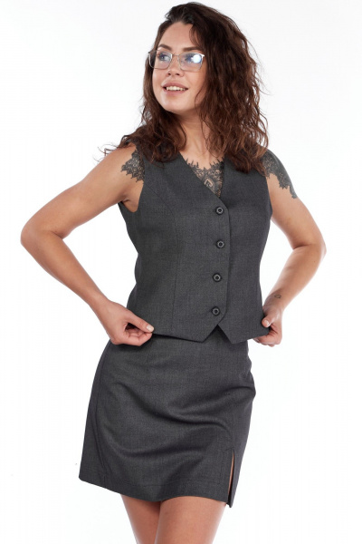 Серый деловой костюм из жилета и юбки из текстиля LadyThreeStars 2441 серый - фото 6