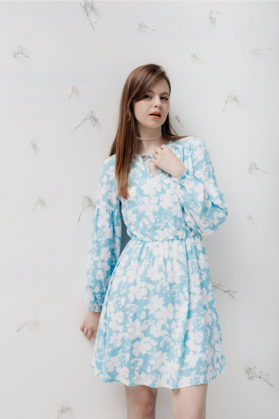 Платье с складками и отлетной деталью в стиле макси MarSo 2079 голубой-белые_цветы - фото 1