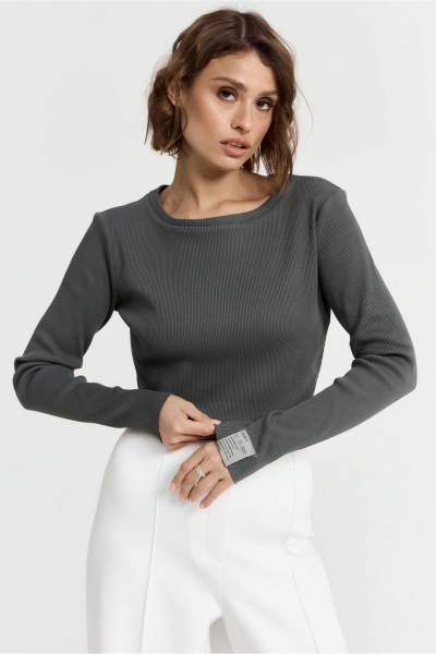 Короткий джемпер из трикотажа с нашивкой в стиле casual ATTIKA A3305-1 темно-серый - фото 1