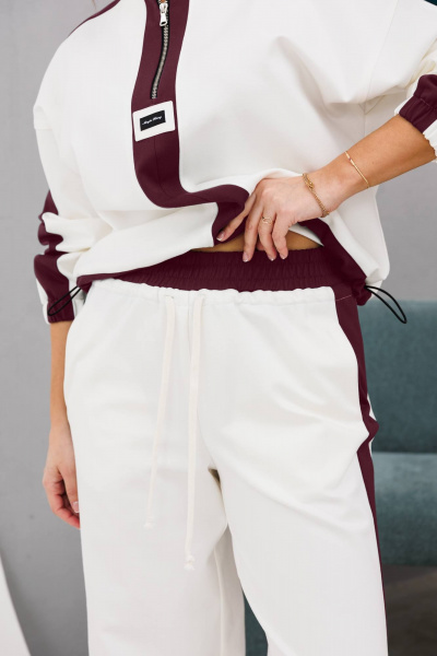 Демисезонный спортивный костюм из джинса INVITE 6084 молочный/бордовый - фото 3