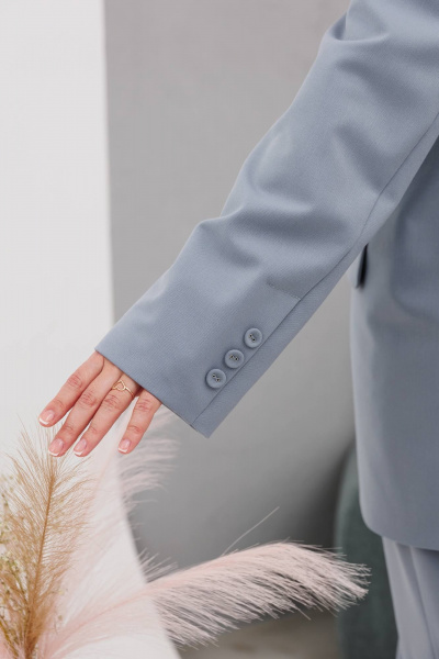 Классический костюм с жакетом и прямыми брюками INVITE 6085 серо-голубой - фото 13