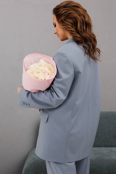 Классический костюм с жакетом и прямыми брюками INVITE 6085 серо-голубой - фото 10