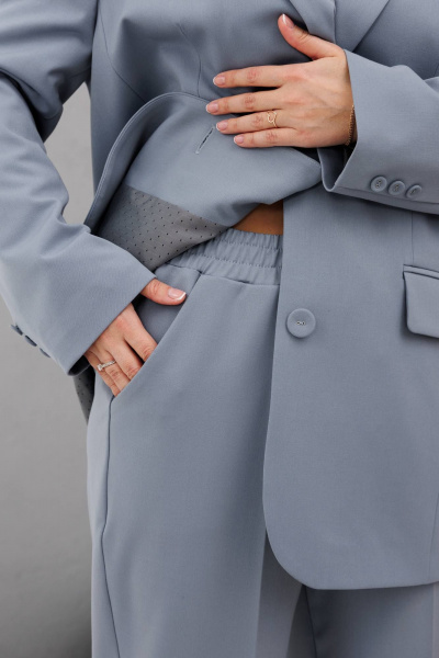 Классический костюм с жакетом и прямыми брюками INVITE 6085 серо-голубой - фото 6