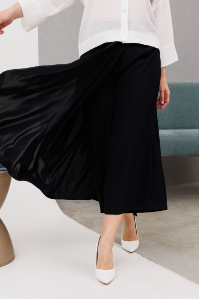 Модный комплект: блуза и брюки-юбка с декоративными элементами Anastasia 1200 молочный/черный - фото 10