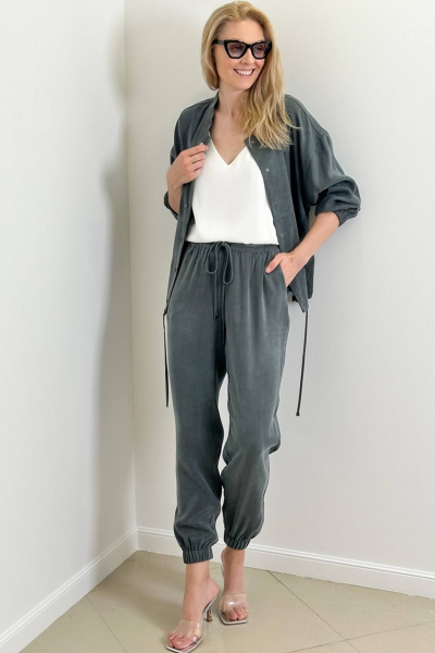 Серый комплект блузы и брюк для повседневного стиля Achosa 104 графитовый - фото 1