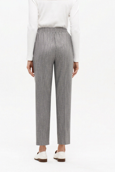 Брюки со стрелками и пояском из эластичного материала Nelva 31171 серый жаккард - фото 9