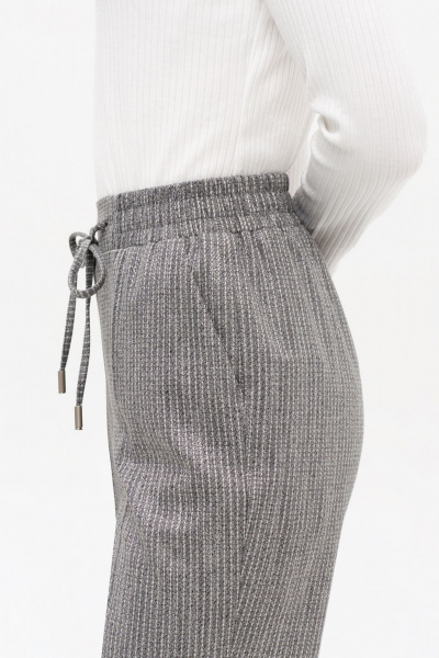 Брюки со стрелками и пояском из эластичного материала Nelva 31171 серый жаккард - фото 8
