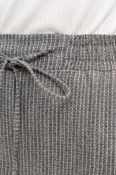 Брюки со стрелками и пояском из эластичного материала Nelva 31171 серый жаккард - фото 7