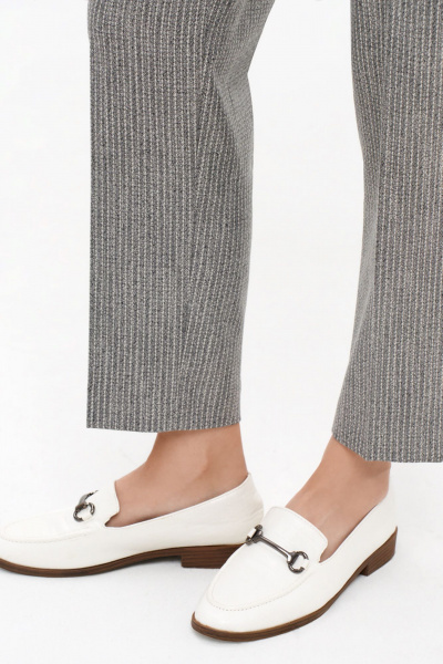 Брюки со стрелками и пояском из эластичного материала Nelva 31171 серый жаккард - фото 6