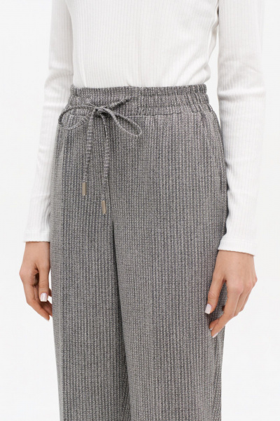 Брюки со стрелками и пояском из эластичного материала Nelva 31171 серый жаккард - фото 5