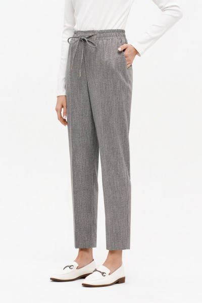 Брюки со стрелками и пояском из эластичного материала Nelva 31171 серый жаккард - фото 4