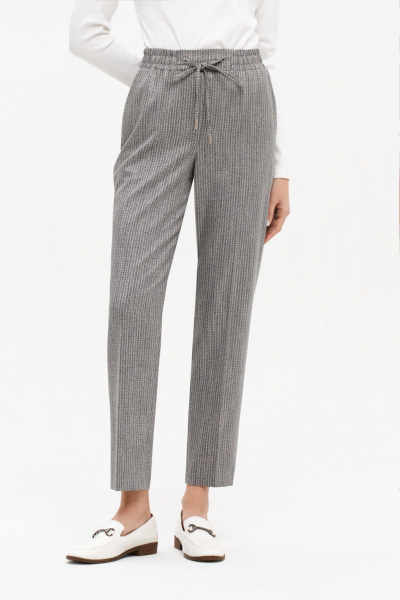Брюки со стрелками и пояском из эластичного материала Nelva 31171 серый жаккард - фото 3
