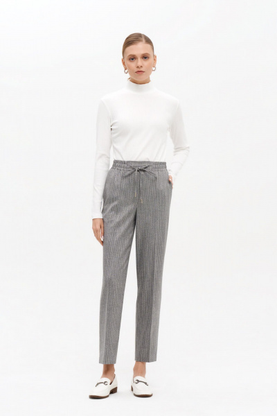 Брюки со стрелками и пояском из эластичного материала Nelva 31171 серый жаккард - фото 1