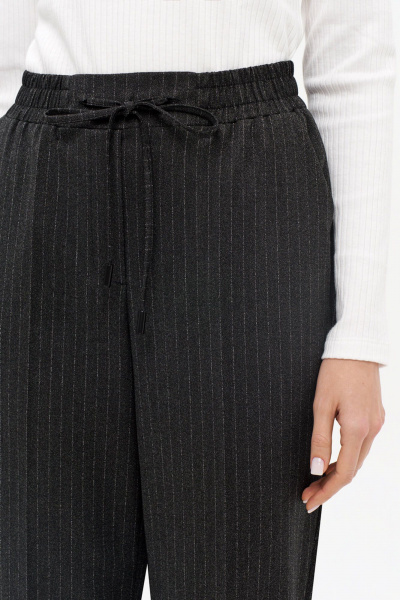 Цветные брюки палаццо из легкого полиэстера с резинкой Nelva 31171 черный полоска - фото 4