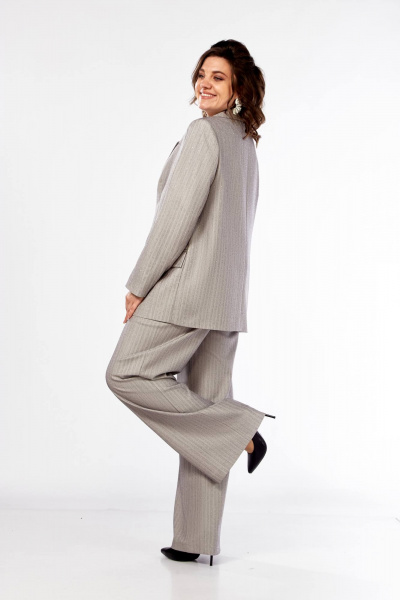 Стильный деловой костюм из текстиля в елочку с поясом Ольга Стиль С-903 светло-серый - фото 9