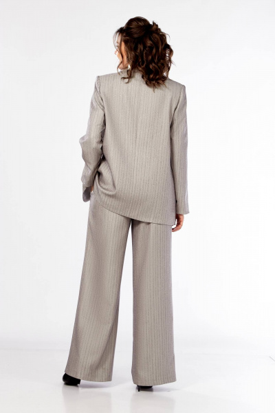 Стильный деловой костюм из текстиля в елочку с поясом Ольга Стиль С-903 светло-серый - фото 2